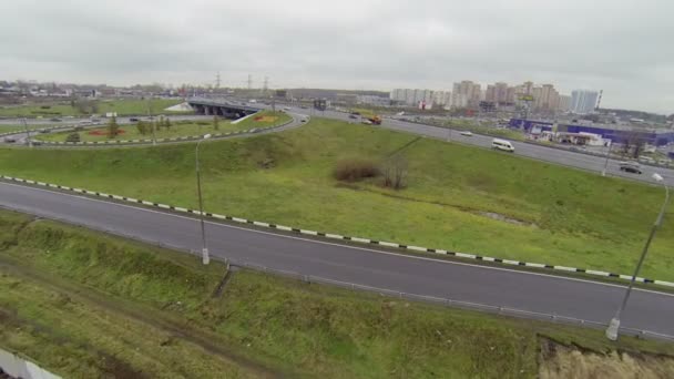 Cars ride by freeway and Shchelkovskaya overpass — Stock Video