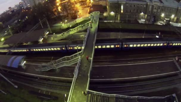 Gare ferroviaire près des maisons d'habitation 