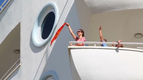 Famille agitant les mains sur le balcon — Video