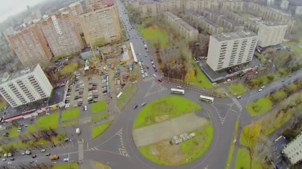 Circulation sur la place de Bela Kun 