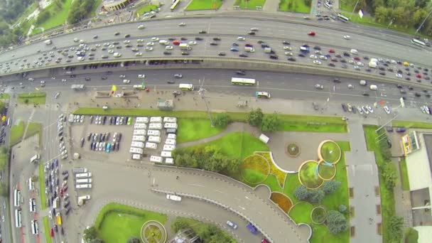 Estacionamento perto de estacade com tráfego — Vídeo de Stock