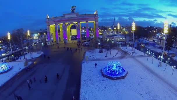 Panoramę miasta z ruchu ulicznego na Vdnh — Wideo stockowe