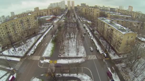 Paisaje urbano con tráfico en cruce y bulevar — Vídeo de stock