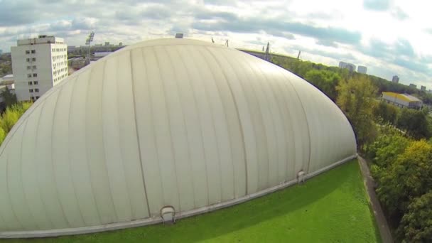 Cúpula redonda cerca del estadio — Vídeo de stock