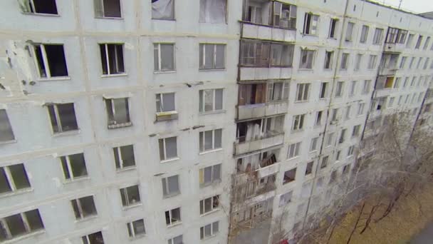 Ventanas rotas en viviendas abandonadas — Vídeo de stock