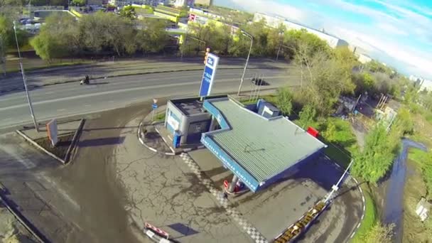 Dia de tráfego de automóveis perto do posto de gasolina TNK em Moscou — Vídeo de Stock