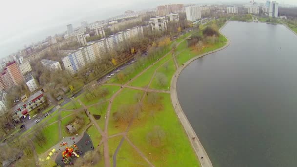 Panoráma s dětmi hrají na hřišti v parku — Stock video