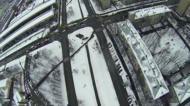 Auto's rijden door kruispunt op winterdag — Stockvideo