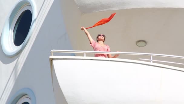 Chica ondeando pañuelo en balcón — Vídeos de Stock