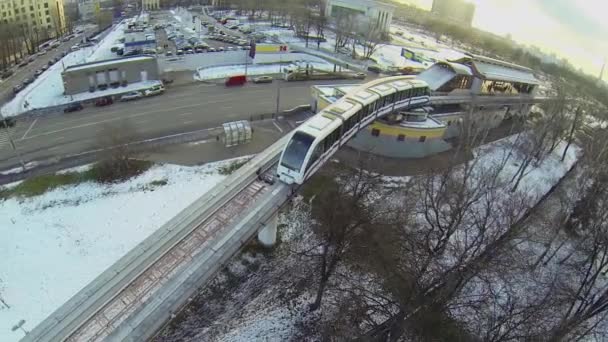 Electric train arrives to station — Stock Video