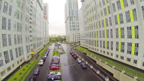 Estacionamiento con coches en el nuevo barrio — Vídeo de stock