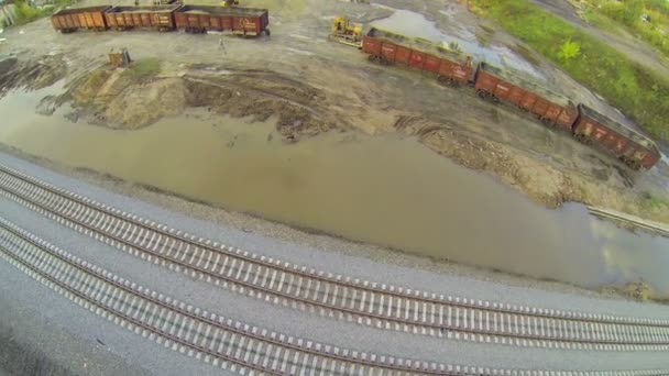 Spoorlijn in de buurt van lading wagen — Stockvideo