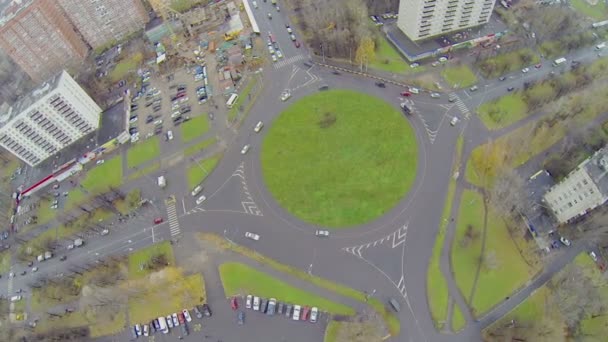 Stadsverkeer op plein van Bela Kun — Stockvideo