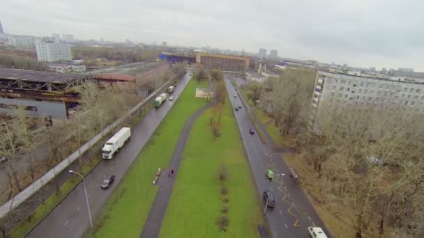 Autos fahren nahe Stahlbetonwerk — Stockvideo