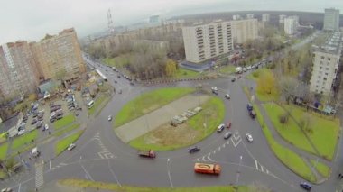 Şehir trafiği Bela Kun Meydanı üzerinde