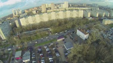 Cityscape sokak trafik ile