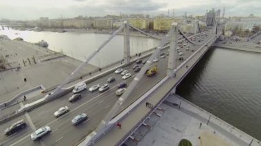 Araba sürmek Kırım Köprüsü yanında sürü