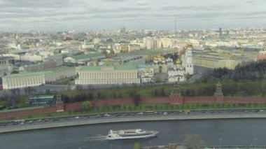 Gemi yelken Moskova Nehri aşağı