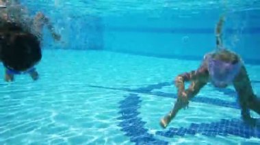 İki küçük kız dalış