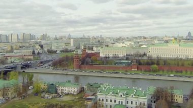 Cityscape quay Kremlin karmaşık yakınındaki trafik ile