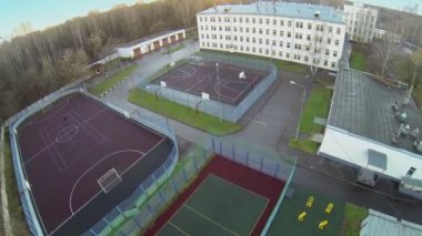 Öğrenci okul yakınındaki spor oyun