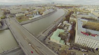 Araba sürmek yanında Kotelnicheskaya iskele ve cityscape