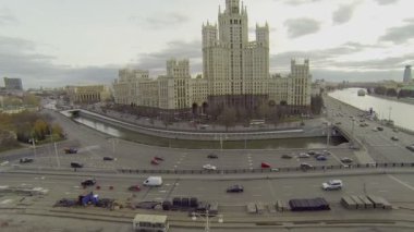 Moskova'da Kotelnicheskaya iskele üzerinde trafik