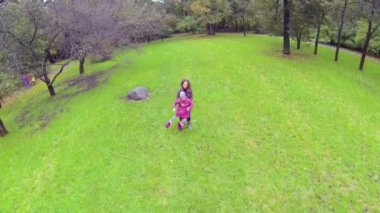 Genç anne kızı iplik