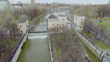 Yauza iskele ile nehir tarafından araba sürmek