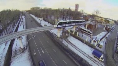 Monoray tren altında karayolu üzerinde Rating