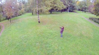 Genç kadın parkta çiçek toplama