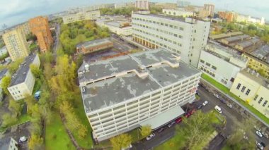 Gün görünümü: görünümünün üzerinde modern şehir içinde otopark multistoried
