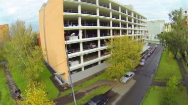 Bulutlu günde Otopark, görünüm artan büyük mahalle