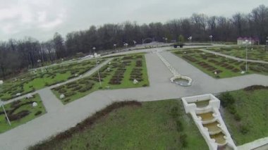 Tespih sonbahar günü, Botanik bahçesinde döşeli yolları