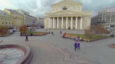 Yapı Bolshoy tiyatro yakınında turist yürümek
