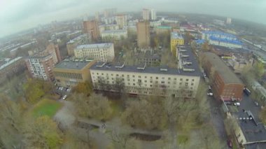 Moskova Cityscape ıslak sokaklar ve konut evleri