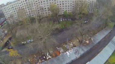 İnsanlar tarafından garajlar yakınındaki demiryolu ile ıslak sokak yürüyüş