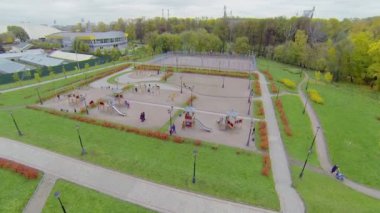 Ebeveynler ile çocuklar oyun alanında dinlenin