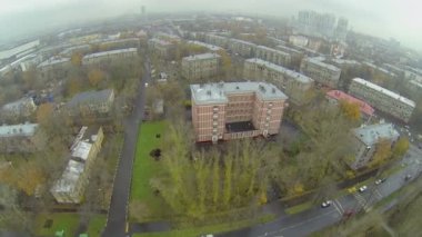 Moskova Cityscape ıslak sokaklar ve konut evleri