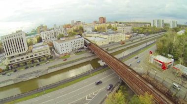 Metro treninin street, görünümünün üzerinde yukarıda Asma köprüde hareket