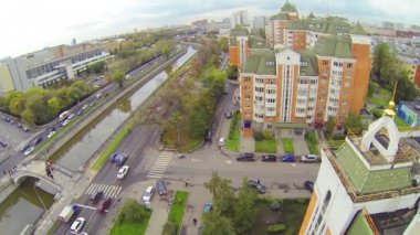 Modern bloklar üzerinde nehir setin görünümünün üzerinde büyük şehirde