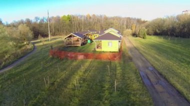 Karmaşık birkaç ahşap evlerin etrafındaki ağaçlarla