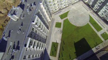 Konut Kompleksi yeni binalar yakınındaki insanlar yürüyüş grubu