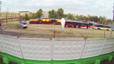 Modern ve eski tramvaylar görünümü yukarıdaki park yerinde