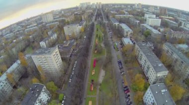 Cityscape Moskova'da sonbahar akşam Caddesi'ndeki trafik ile