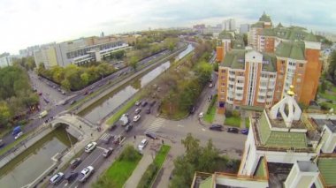 Nehir setin görünümünün üzerinde bulutlu gün mahalle