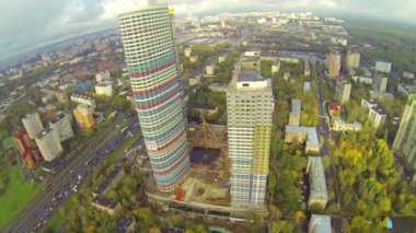 Küçük nehir ile büyük modern şehir