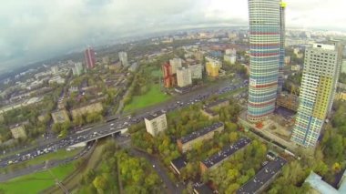 Büyük şehir büyük Caddesi üzerinde yüksek trafik