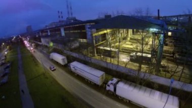 Araba yolculuğu bitki yakınındaki