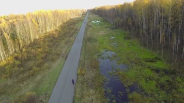 park elektrik telleri ile yolda